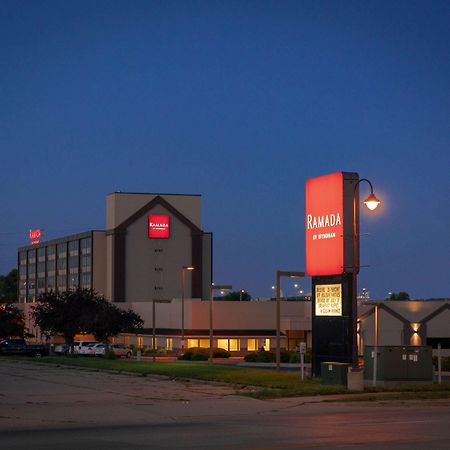 Hotel Ramada By Wyndham Cedar Rapids Exteriér fotografie