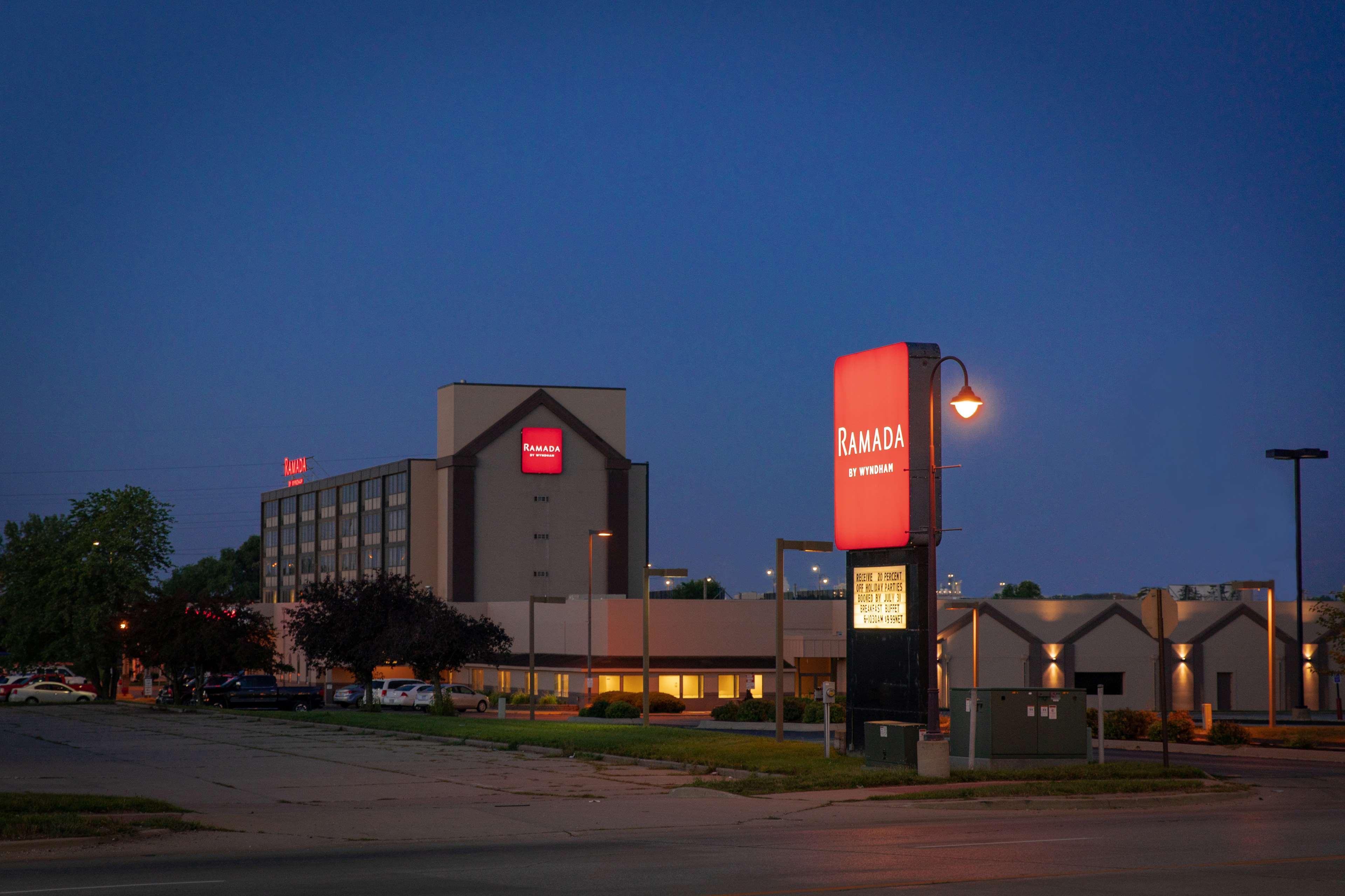 Hotel Ramada By Wyndham Cedar Rapids Exteriér fotografie